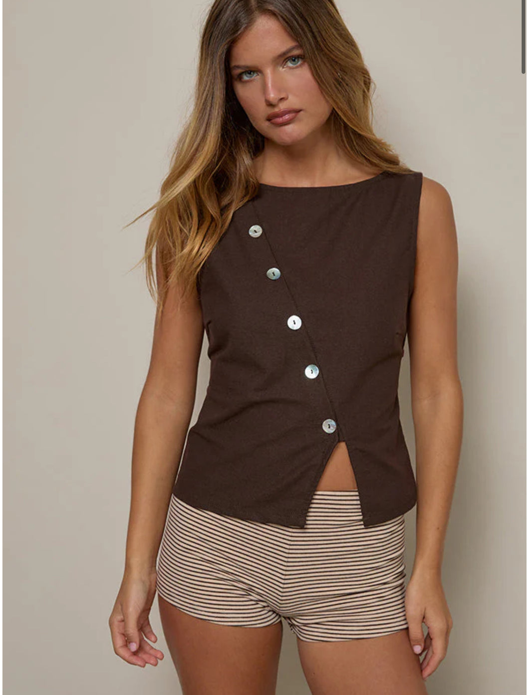Vonne Asymmetric Button Top In Chocolate Brown