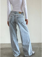 Load image into Gallery viewer, Low Rise Roomy Jeans- 80&#39;S Light Wash Blue